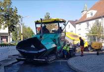 =Vögele Super 1800-3i von PEEGUT-Bau eingesetzt auf einer Baustelle in Hünfeld, 08-2020 