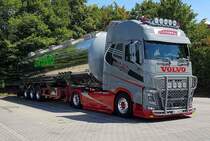 =Volvo-Sattelzugmaschine von KNIPPING Transporte mit Grünig-Auflieger steht im Juli 2020 in Eichenzell