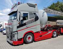 =Volvo-Sattelzugmaschine von KNIPPING Transporte steht im Juli 2020 in Eichenzell