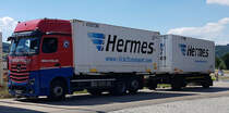 =MB Actros-Hängerzug, eingesetzt für HERMES, rastet im Juli 2020 an der A 7 