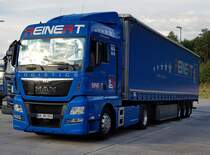 =MAN TGX-Sattelzug von REINELT-Logistics steht auf einem Rastplatz an der A 7, 07-2020