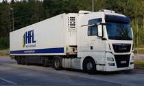 =MAN TGX-Sattelzug von HFL-Logistik steht auf einem Rastplatz an der A 7, 07-2020