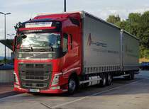 =Volvo FH 500 als Hängerzug von MH-SPED steht auf einem Rastplatz an der A 7 im Juli 2020