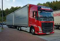 =Volvo FH 500 als Hängerzug von MH-SPED steht auf einem Rastplatz an der A 7 im Juli 2020