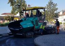 =Vögele Super 1800-3i von PEEGUT-Bau eingesetzt auf einer Baustelle in Hünfeld, 08-2020