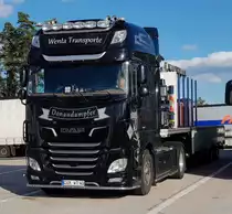 =Der DAF  DONAUDAMPFER  von WENTA-Transporte rastet an der A 7 im August 2020. Viele Grüße an den netten Fahrer!