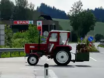 STEYR-430, quert mit einer Ladung Brennholz auf der Heckschaufel die B124 bei Bad Zell; 200726