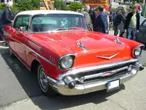 Chevrolet Series 2400 C Bel Air four-door Sedan des Kultjahrganges 1957. Allein von dieser Karosserieversion verkaufte Chevrolet 1957 254.331 Fahrzeuge. An dem vergoldeten V auf der Motorhaube kann man erkennen, das dieser Bel Air mit einem V8-motor ausgerüstet ist. Der 4.635 cm³ große V8 war in sechs Leistungsvarianten lieferbar. Oldtimertreffen an der  Alten Dreherei  in Mülheim an der Ruhr im Juni 2016.