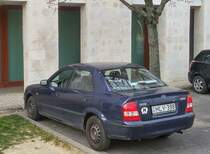 Mazda 323 Familia, gesehen in April, 2020.