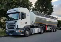 =Scania R420-Sattelzug von PCC steht im Juli 2020 auf einem Rastplatz an der A 66