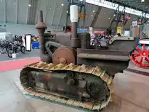 Lanz HRK D1560 Raupenschlepper aus dem Jahr 1946. Der erste Raupenschlepper dieses Typs wurde bereits 1937 vorgestellt. Nach WW2 nahm man die Produktion dieses Modells bei der Firma Heinrich Lanz/Mannheim schon 1945 wieder auf. Der Einzylinderglühkopfmotor hat einen Hubraum von 10338 cm³ und leistet 55 PS. Mit dieser Leistung erreicht die  Raupe  eine maximale Geschwindigkeit von 7,7 km/h. Es gab dieses Modell auch als D1561 mit einer elektrischen Beleuchtungsanlage und einer Anlasszündung. Retro Classic Stuttgart am 28.02.2020.