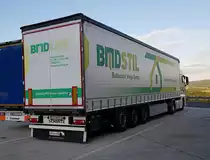 =Sattelauflieger von BMDLOG steht auf einem Rastplatz an der A 66, 07-2020