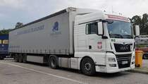 =MAN-Sattelzug von MARTRANS steht auf einem Rastplatz an der A 3, 08-2020