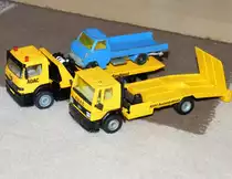 Zwei fast identische SIKU-Modelle aus eigener Sammlung zum Vergleich. Der hintere Abschlepper Mercedes ist das aktuelle Modell, während der vordere Ford aus den 90ern stammt