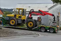 Welte W 130 Forstmaschine wird auf einem Tieflader zu ihrem Einsatzort gefahren. 08.2020