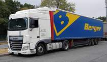 =DAF XF-Sattelzug von CARBON-Logistic mit einem Sattelauflieger mit BERGER-Werbung, 08-2020
