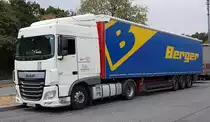=DAF XF-Sattelzug von CARBON-Logistic mit einem Sattelauflieger mit BERGER-Werbung, 08-2020