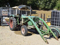 Deutz Schlepper in nicht allerbestem Zustand, Deutz D 40 06 in einer Pferdehof Einfahrt am 2.9.2020