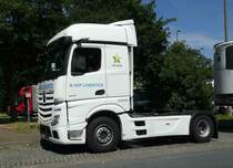 =MB Actros-Sattelzugmaschine von HFL-Logistics steht im Juli 2020 an der A 7