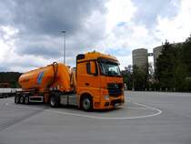 ACTROS-1851 mit Siloauflieger von Märker, am Parkplatz vor dem gleichnamigen Werk in Harburg(Schwaben);200815