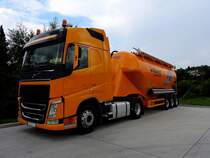 VOLVO FH-500, mit Märker-Siloauflieger im Bereich des gleichnamigen Werkes in Harburg(Schwaben); 200815