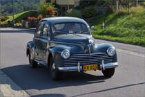 Bei herrlichem Wetter macht dieses Paar einen Ausflug mit ihrem Peugeot 203. 09.2020 