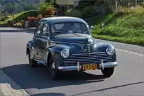 Bei herrlichem Wetter macht dieses Paar einen Ausflug mit ihrem Peugeot 203. 09.2020 
