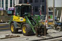Radlader von Schaeff wartet an einer Baustelle auf seinen Einsatz. 09.2020