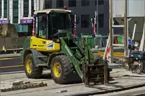 Radlader von Schaeff wartet an einer Baustelle auf seinen Einsatz. 09.2020