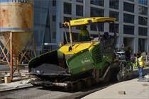  Asphaltfertiger von Vögele wartet auf die Befüllung mit Asphalt um seine Arbeit fortsetzen zu können. 09.2020