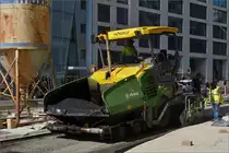  Asphaltfertiger von Vögele wartet auf die Befüllung mit Asphalt um seine Arbeit fortsetzen zu können. 09.2020