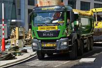 MAN Kipper liefert Baphalt für den Straßenbelag an. 09.2020