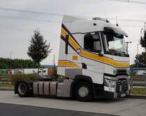 =Renault-Sattelzugmaschine steht im August 2020 an der A 3