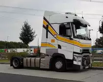 =Renault-Sattelzugmaschine steht im August 2020 an der A 3