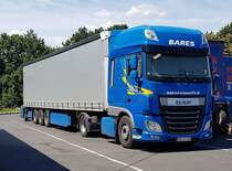 =DAF XF-Sattelzug von  BARES-Baustoffe  steht im Juli 2020 auf einem Rastplatz an der A 7