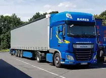 =DAF XF-Sattelzug von  BARES-Baustoffe  steht im Juli 2020 auf einem Rastplatz an der A 7