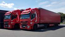 =Iveco-Sattelzüge der Spedition  Rainer van Mark  stehen im Juli 2020 auf einem Rastplatz an der A 7