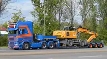 Spedition SCHILLER Transporte mit SCANIA Zugmaschine mit Ladebrücke als Auflieger mit einem Mobilbagger LIEBHERR  924 (Mietbaumaschine) beladen am 09.09.20 Berlin Marzahn.