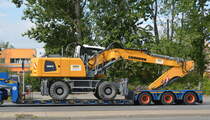 Ladebrücke als Auflieger mit einem Mobilbagger LIEBHERR 924 (Mietbaumaschine) beladen am 09.09.20 Berlin Marzahn.