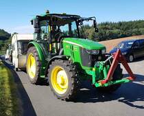 =John Deere 5075 auf dem Weg zu einem Oldtimertreffen in Norddeutschland, 08-2020