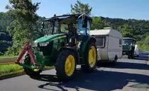 =John Deere 5075 auf dem Weg zu einem Oldtimertreffen in Norddeutschland, 08-2020