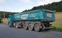 =MB Antos von Betonpumpen WEBER aus Tirol steht im Juli 2020 in der Nähe der A 66