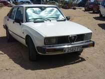 Alfa Romeo Alfetta Limousine, gebaut von 1972 bis 1984. Alfetta = Kleiner Alfa, so hießen schon in den 1950`er Jahren die Rennwagen von Alfa Romeo. Auch diese viertürige Limousine hatte sportliches Temperament. Hier wurde ein Modell ab dem Jahr 1977 abgelichtet. Dieses ist an den rechteckigen Frontscheinwerfern zu erkennen. Die Alfetta war in etlichen Motorisierungen als Benziner oder Dieselfahrzeug lieferbar. Playa de Taganana/Teneriffa am 06.09.2020.