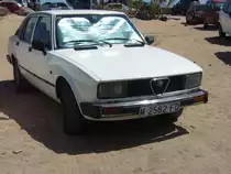 Alfa Romeo Alfetta Limousine, gebaut von 1972 bis 1984. Alfetta = Kleiner Alfa, so hießen schon in den 1950`er Jahren die Rennwagen von Alfa Romeo. Auch diese viertürige Limousine hatte sportliches Temperament. Hier wurde ein Modell ab dem Jahr 1977 abgelichtet. Dieses ist an den rechteckigen Frontscheinwerfern zu erkennen. Die Alfetta war in etlichen Motorisierungen als Benziner oder Dieselfahrzeug lieferbar. Playa de Taganana/Teneriffa am 06.09.2020.