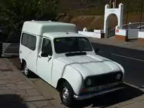 Renault R4 F6, produziert mit kleinen Retuschen von 1975 bis 1990. Der F6 war eine Lieferwagenversion des Renault R4 und ca. 20 Zentimeter länger.  Die Motorisierungen waren identisch. Aufgenommen in einem Bergdorf auf Teneriffa am 04.09.2020.