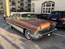Packard Series 5670 Executive Sedan aus dem Modelljahr 1956. Diese Modellreihe wurde am 09.. April 1956 präsentiert und ersetzte die Clipper/Custom-Reihe. Die Modellreihe sollte die Lücke zwischen der preiswerten Packard-Line und der teuren Clipper DeLuxe Line schließen. In dieser Modell reihe gab es nur das viertürige Sedan-Modell (Foto) und das zweitürige Hardtop Coupe. Eine solche viertürige Limousine war ab US$ 3465,00 zu haben. Der in der Farbkombination mojave tan/dover white lackierte Packard, wird von einem V8-Motor angetrieben, der aus einem Hubraum von 5766 cm³ 240 PS leistet. Insel Sylt im September 2020.