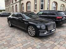 Bentley Mulsanne des letzten Produktionsjahres 2020. Im Jahr 2009 kam diese große Limousine, deren einziger wirklicher Konkurrent nach dem schnellen Aus der Maybach-Modelle 57 und 62 der „kleine“ Rolls-Royce Ghost war, in der aktuellen Form auf den Markt. Für April 2020 hatte Bentley den Produktionsstopp des Mulsanne angekündigt. Aufgrund des aktuellen Shutdowns wegen der Coronavirus-Pandemie steht auch die Produktion bei Bentley still. Es sind also noch nicht alle Mulsanne gebaut. Je nachdem, wann man in Crewe/Cheshire wieder mit der Produktion weitermachen kann, dürfte das Flaggschiff der Marke im Sommer oder Herbst 2020 auslaufen. Angetrieben wird die Luxuskarosse von einem V8-Motor mit einem Hubraum von 6752 cm³ und einer Leistung von 513 PS oder 537 PS. Insel Sylt im September 2020.