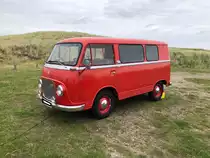 Ford Taunus Transit Kombi, gebaut von 1961 bis 1965. Als Ford FK 1000 war dieses Transportermodell bereits 1953 auf den Markt gekommen. Konstruiert hatte ihn Dr. Haesner, der auch bei VW für die T1 Konstruktion verantwortlich war. Für die Motorisierung standen die 1.2l und 1.5l Motoren der Taunus Modelle zur Verfügung. Sylt im September 2020.