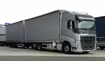 =Volvo FH-Hängerzug rastet im August 2020 an der A 3