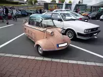 FMR Kabinenroller KR 200. 1957 - 1964. Die F ahrzeug- und M aschinen GmbH R egensburg entstand 1957 durch die Herauslösung aus dem finanziell angeschlagenen Messerschmitt Konzern. Somit wurde der KR 200 unter dem FMR-Label weiter produziert. Der einzylindrige Zweitaktmotor aus der Produktion von Fichtel & Sachs leistet 10,2 PS aus einem Hubraum von 191 cm³. Parkplatz der Motorworld Köln im August 2018.